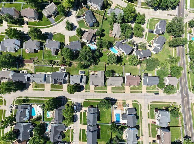 3027 Piney Pointe Drive, St Louis, MO 63129