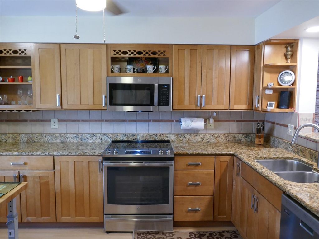 Image 11 of property listing at 6101 34TH STREET W 31H, Bradenton, FL 34210