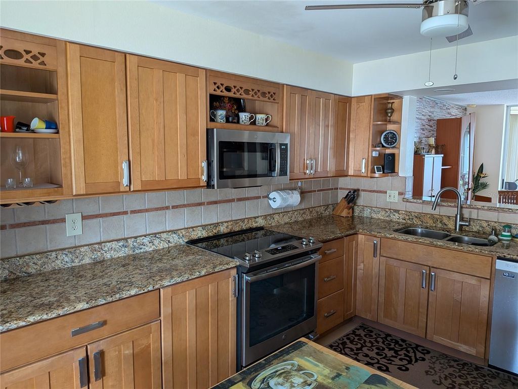 Image 10 of property listing at 6101 34TH STREET W 31H, Bradenton, FL 34210