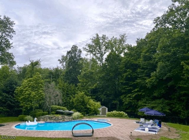 2 Stewart Ct, Old Tappan Boro, NJ 07675