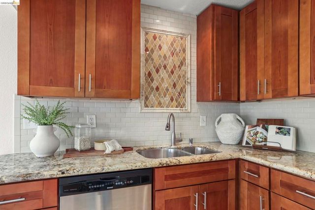 695 Mariposa Ave 401, Oakland, CA 94610