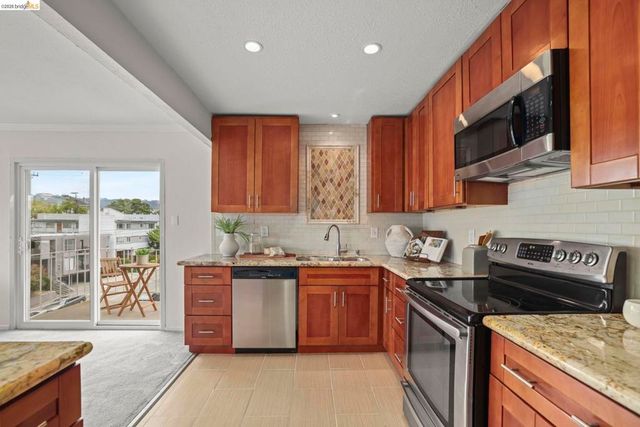 695 Mariposa Ave 401, Oakland, CA 94610