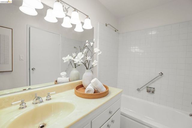 695 Mariposa Ave 401, Oakland, CA 94610
