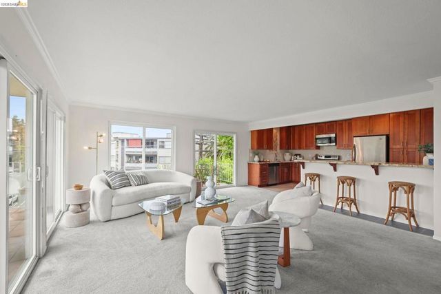 695 Mariposa Ave 401, Oakland, CA 94610