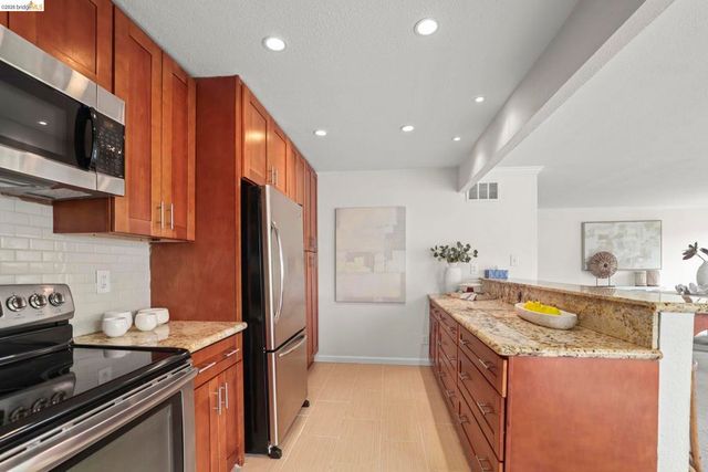 695 Mariposa Ave 401, Oakland, CA 94610