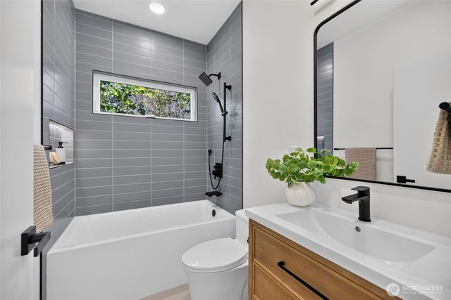 3247 40th Avenue SW, Seattle, WA 98116
