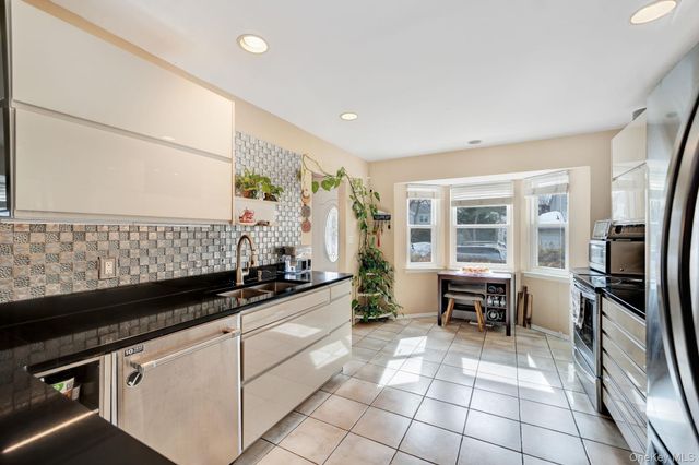 11 Manors Drive, Jericho, NY 11753