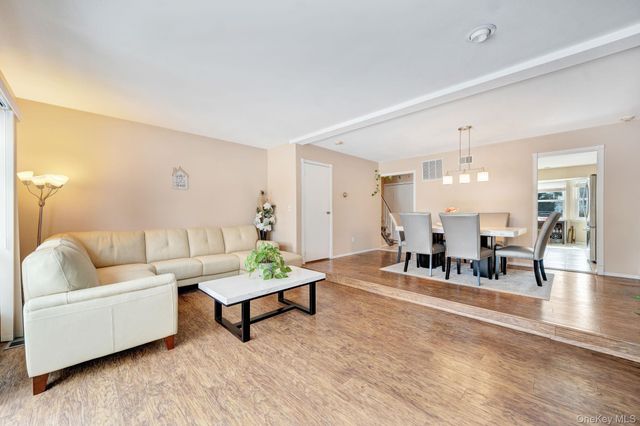 11 Manors Drive, Jericho, NY 11753