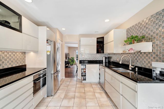 11 Manors Drive, Jericho, NY 11753