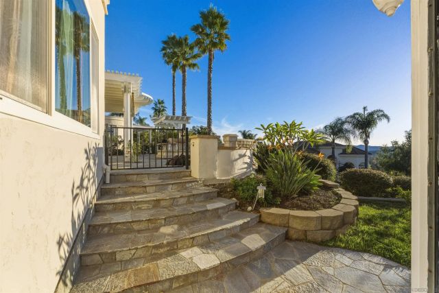 2464 Canyon Creek Rd, Escondido, CA 92025