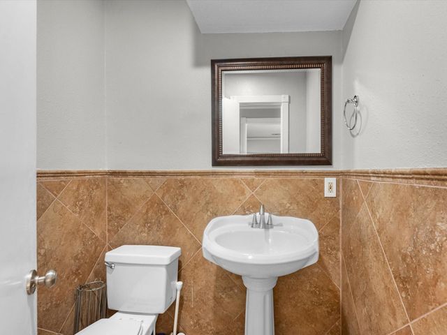 711 Lodgehill Lane, Houston, TX 77090