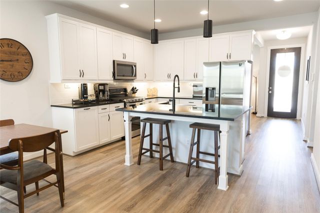 304 Winding Hollow LN, Georgetown, TX 78628