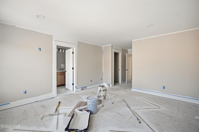 6 Royal Court, Colonie, NY 12047