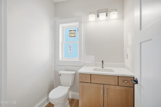 6 Royal Court, Colonie, NY 12047