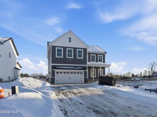 6 Royal Court, Colonie, NY 12047