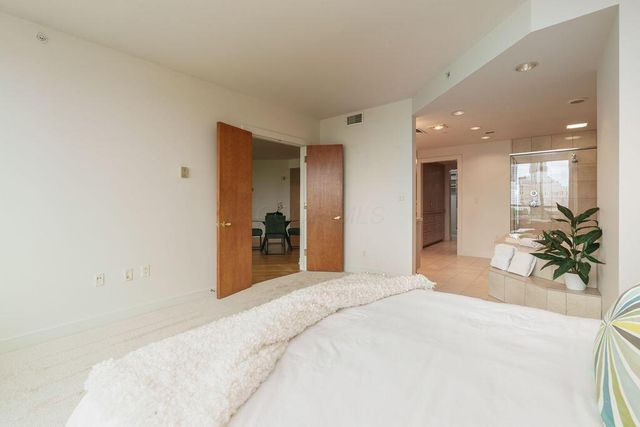1 Miranova Place, 805, Columbus, OH 43215