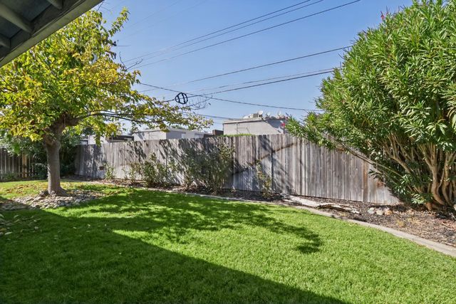5701 Revelstok Dr, Sacramento, CA 95842