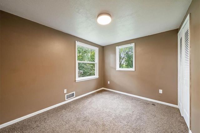 9815 E 9th Street S, Independence, MO 64053