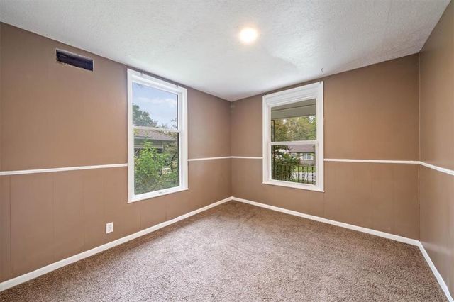 9815 E 9th Street S, Independence, MO 64053