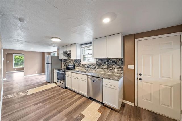 9815 E 9th Street S, Independence, MO 64053