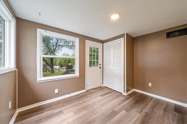 9815 E 9th Street S, Independence, MO 64053
