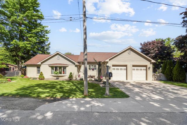 1925 Seaford Drive, Oregon, OH 43616