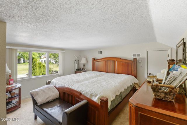 1925 Seaford Drive, Oregon, OH 43616