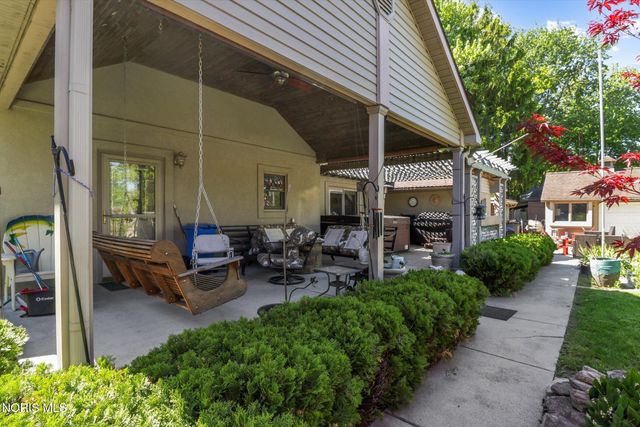 1925 Seaford Drive, Oregon, OH 43616