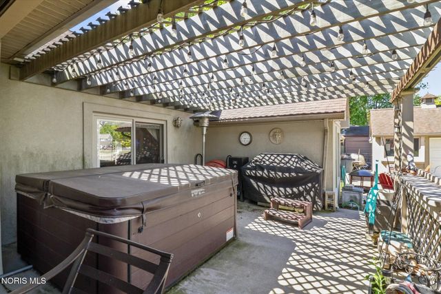 1925 Seaford Drive, Oregon, OH 43616