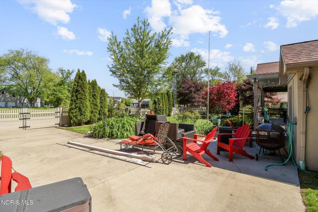 1925 Seaford Drive, Oregon, OH 43616