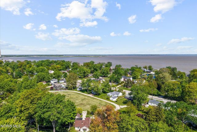 1925 Seaford Drive, Oregon, OH 43616