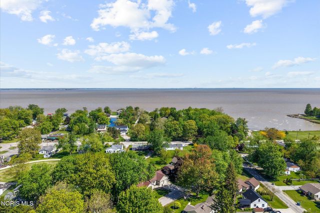 1925 Seaford Drive, Oregon, OH 43616