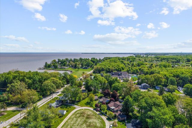 1925 Seaford Drive, Oregon, OH 43616
