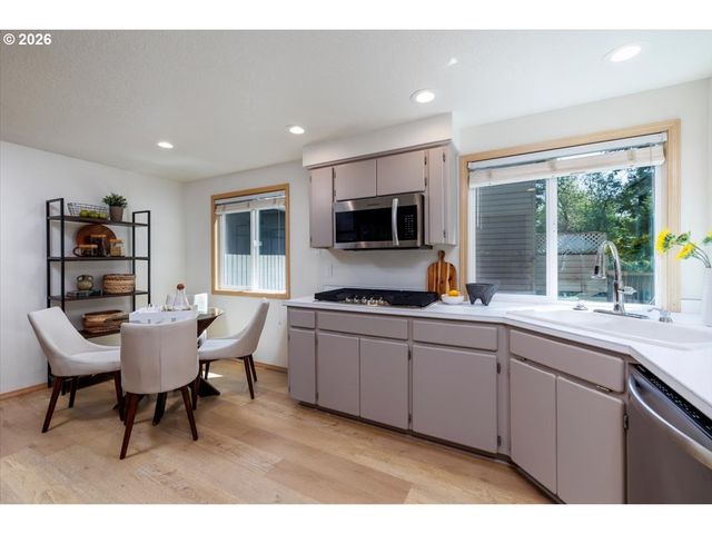 10714 Sw TUALATIN Dr, Portland, OR 97224