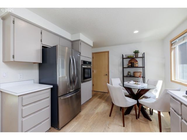 10714 Sw TUALATIN Dr, Portland, OR 97224