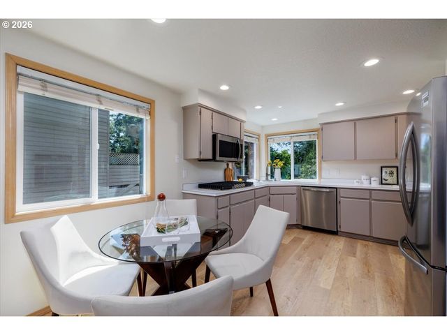 10714 Sw TUALATIN Dr, Portland, OR 97224