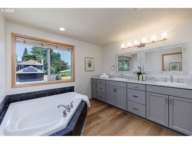 10714 Sw TUALATIN Dr, Portland, OR 97224