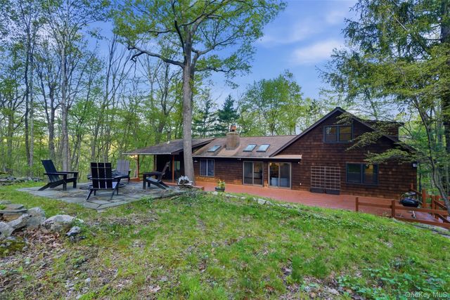 8 Upper Shad Road, Pound Ridge, NY 10576