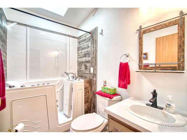 605 W 57th St 20, Loveland, CO 80538