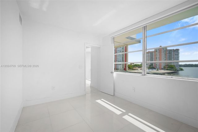 18601 NE 14th Ave 409, Miami, FL 33179