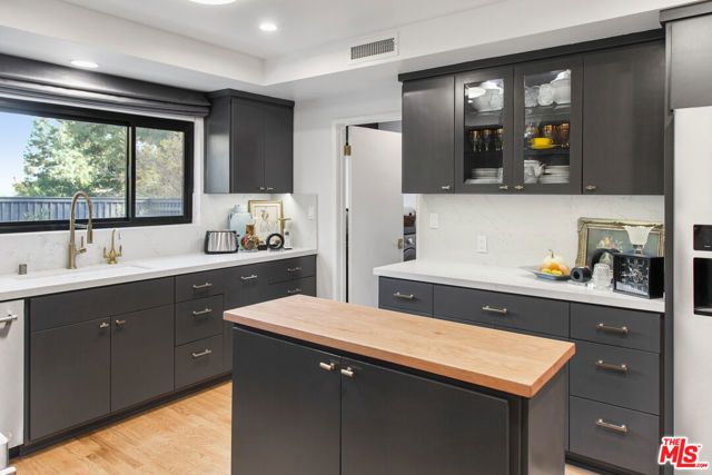3584 Sepulveda Boulevard, Sherman Oaks, CA 91403