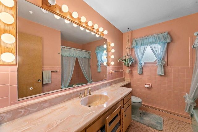 2300 Kevenauer DRIVE, Brookfield, WI 53005