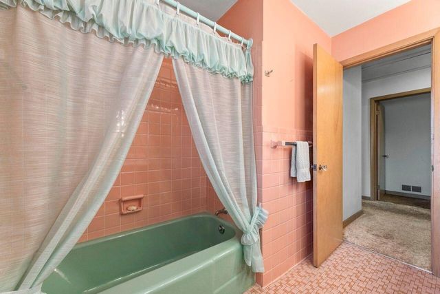 2300 Kevenauer DRIVE, Brookfield, WI 53005