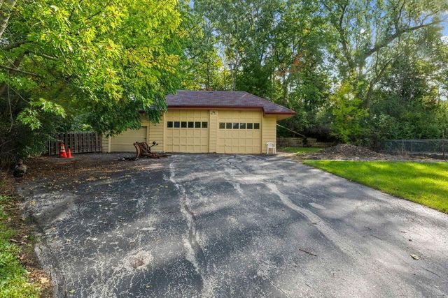 2300 Kevenauer DRIVE, Brookfield, WI 53005