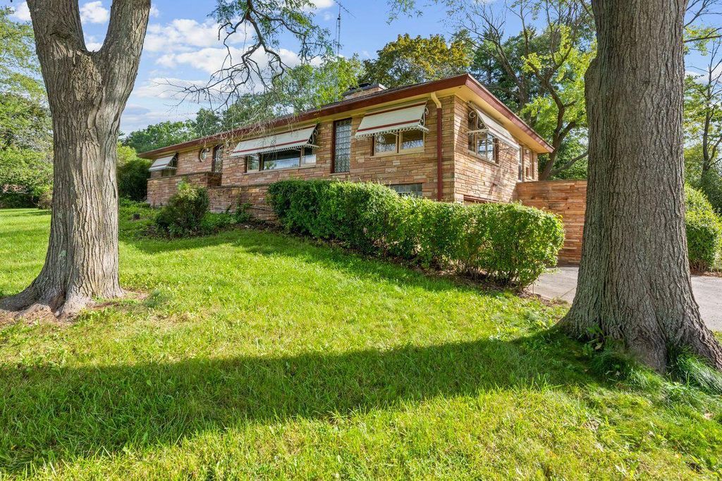 2300 Kevenauer DRIVE, Brookfield, WI 53005