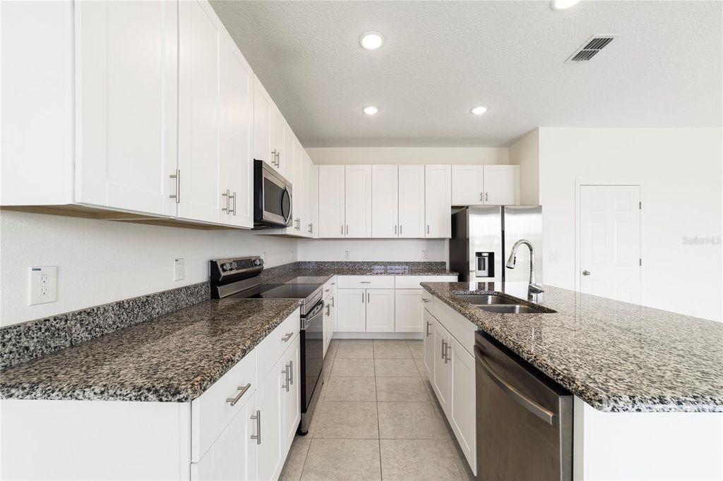 Image 3 of property listing at 662 FAIRVIEW AVENUE, Haines City, FL 33844