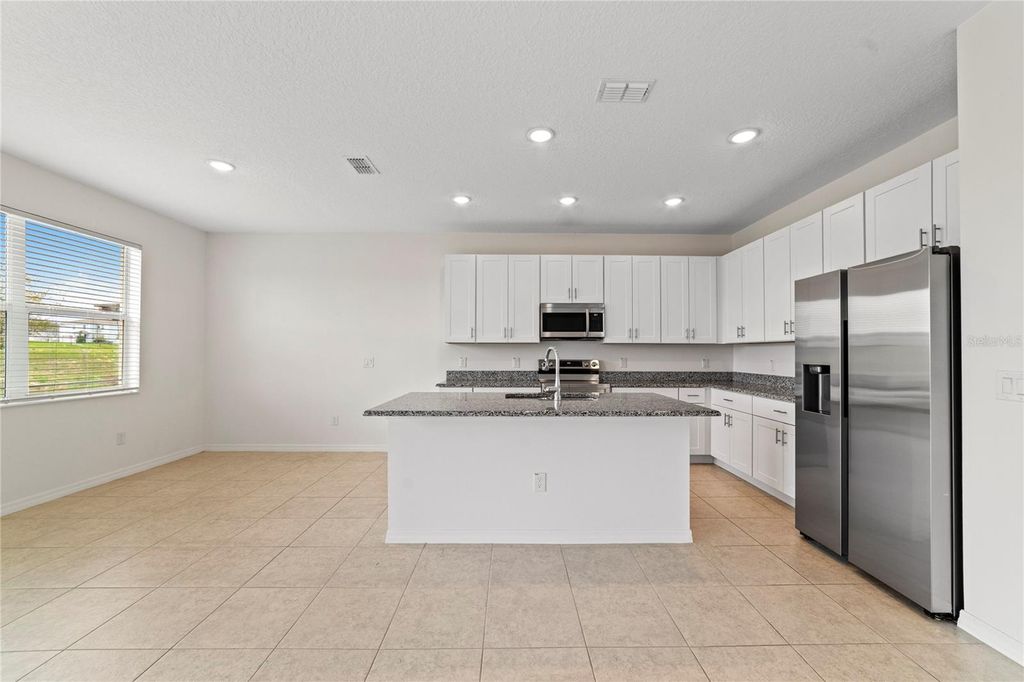 Image 4 of property listing at 662 FAIRVIEW AVENUE, Haines City, FL 33844