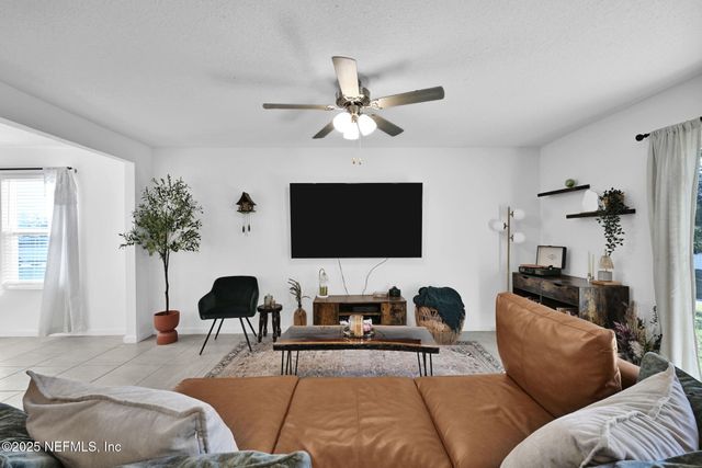 8668 LAKE GEORGE Circle W, Macclenny, FL 32063