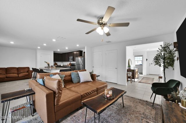 8668 LAKE GEORGE Circle W, Macclenny, FL 32063