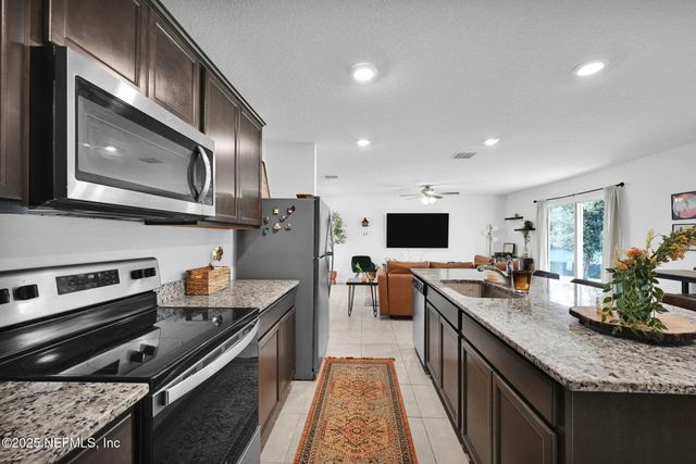 8668 LAKE GEORGE Circle W, Macclenny, FL 32063